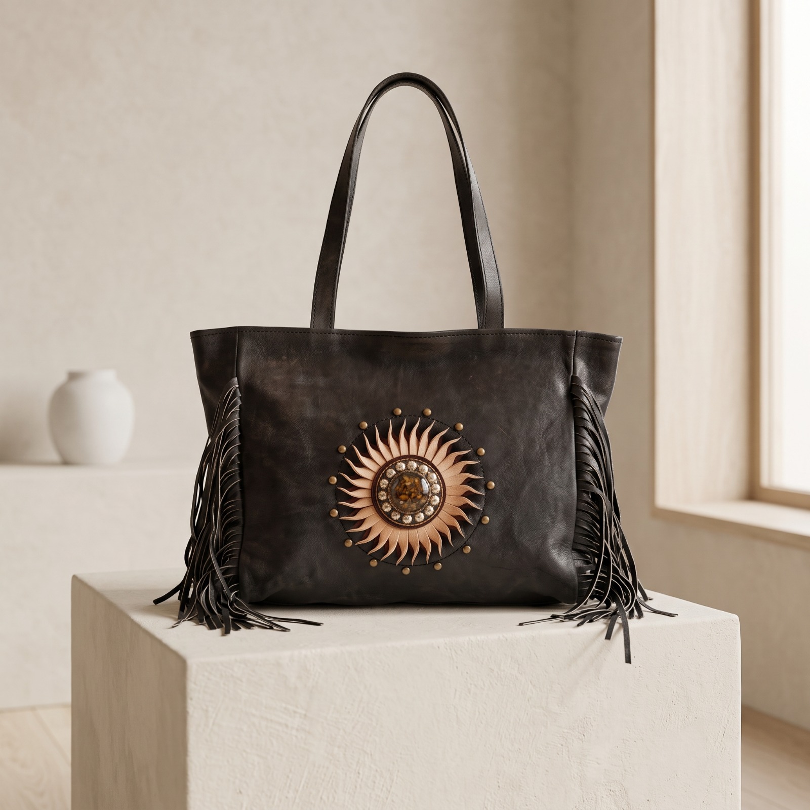 Grand Sac Cabas en Cuir Noir – Motif Soleil & Franges