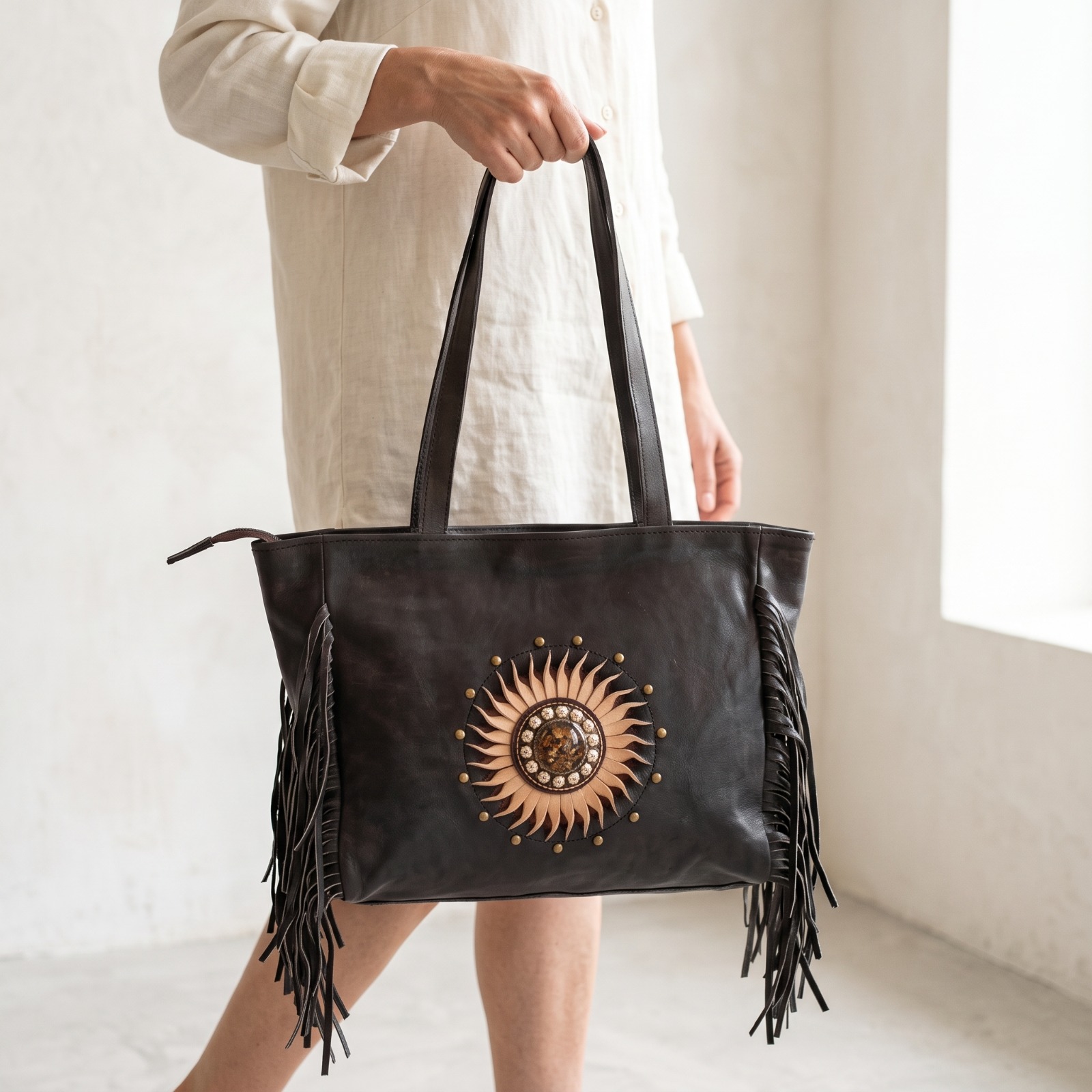Grand Sac Cabas en Cuir Noir – Motif Soleil & Franges