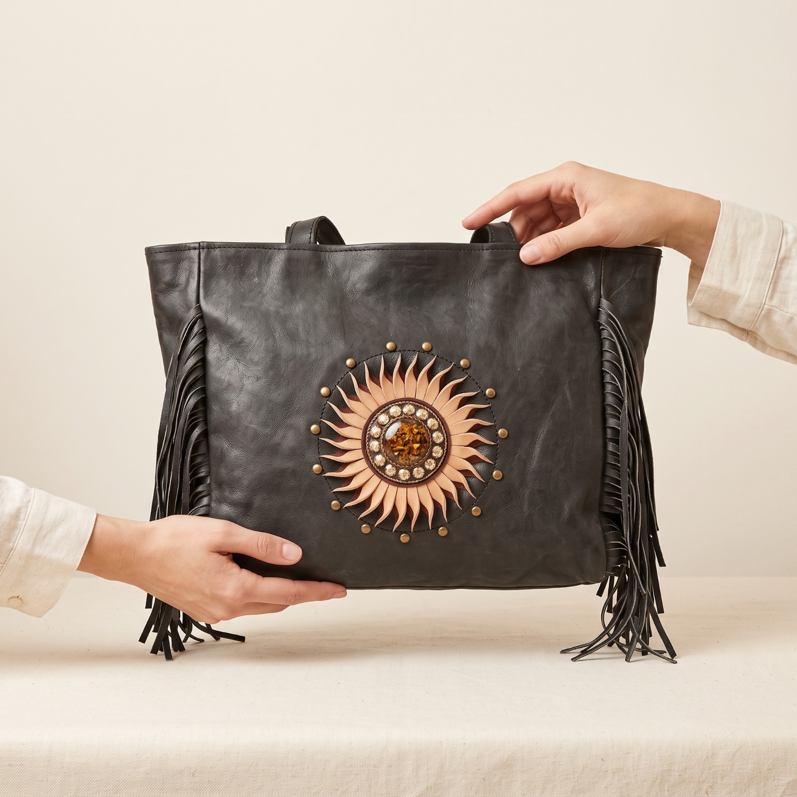Grand Sac Cabas en Cuir Noir – Motif Soleil & Franges