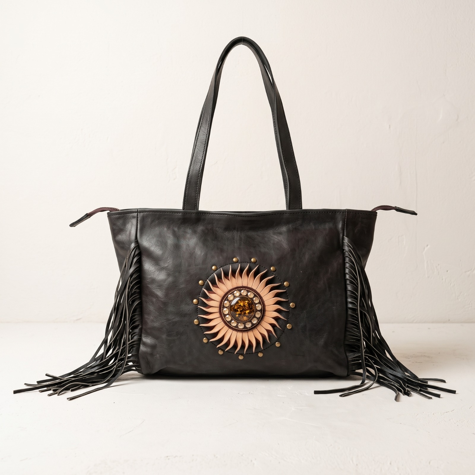 Grand Sac Cabas en Cuir Noir – Motif Soleil & Franges