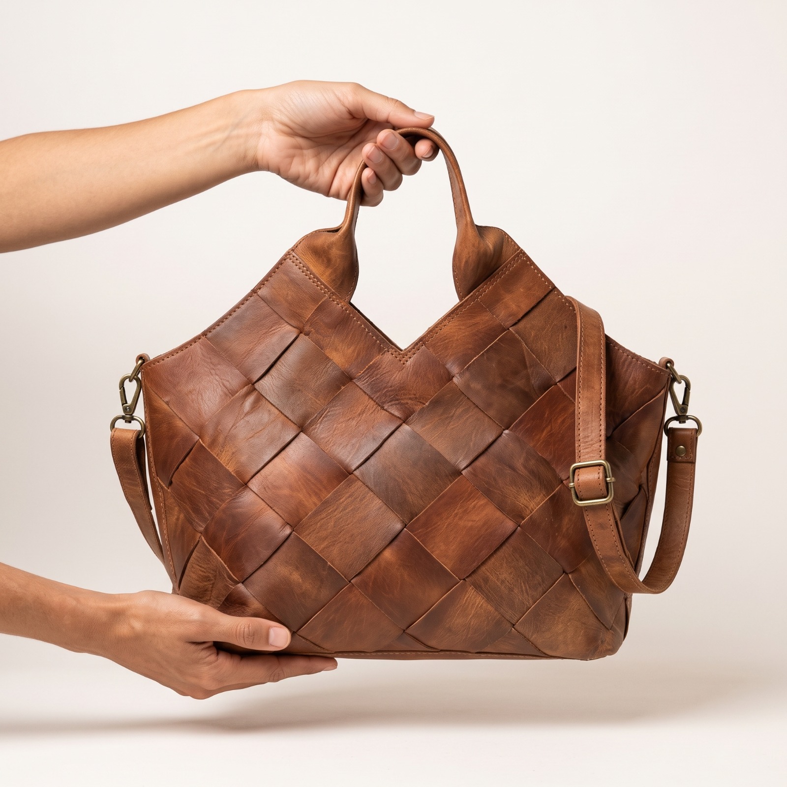 Sac à Main Artisanal en Cuir Tressé Marron Chameau