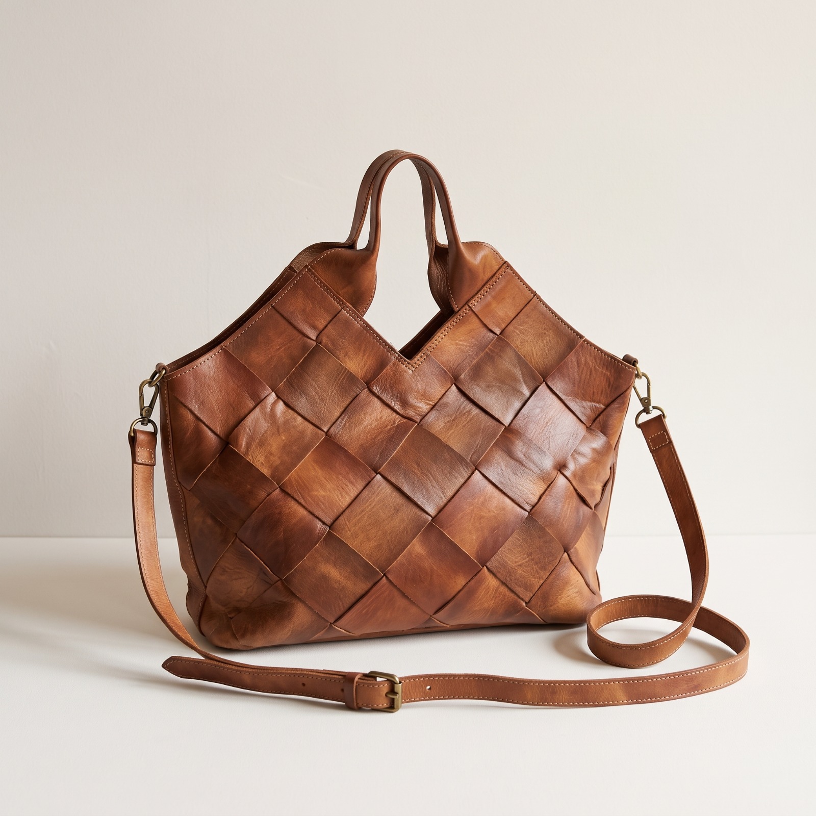 Sac à Main Artisanal en Cuir Tressé Marron Chameau